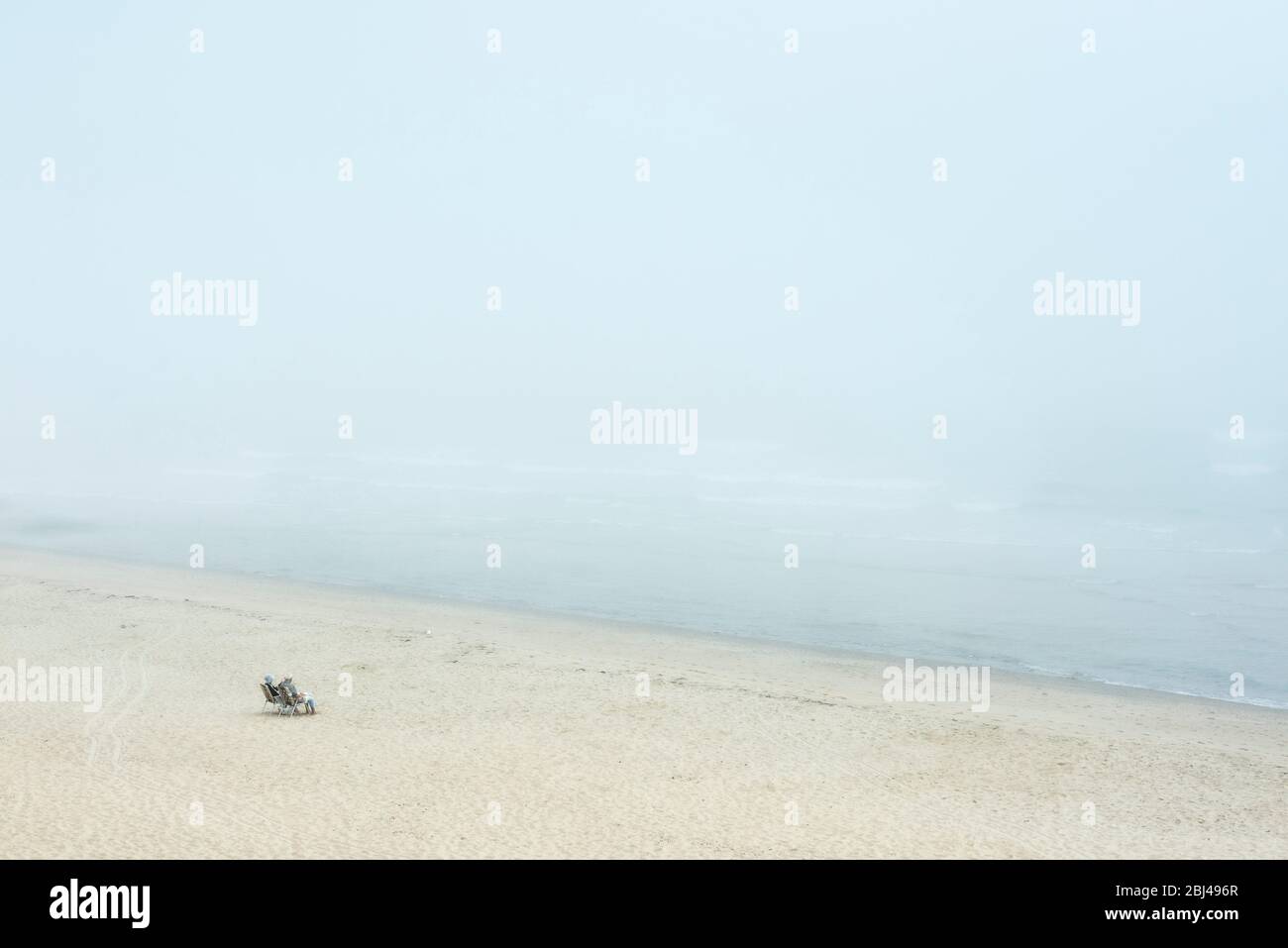 Ältere Paare genießen den Blick auf das Wasser vom Long NOOK Beach im Truro in Cape Cod. Stockfoto