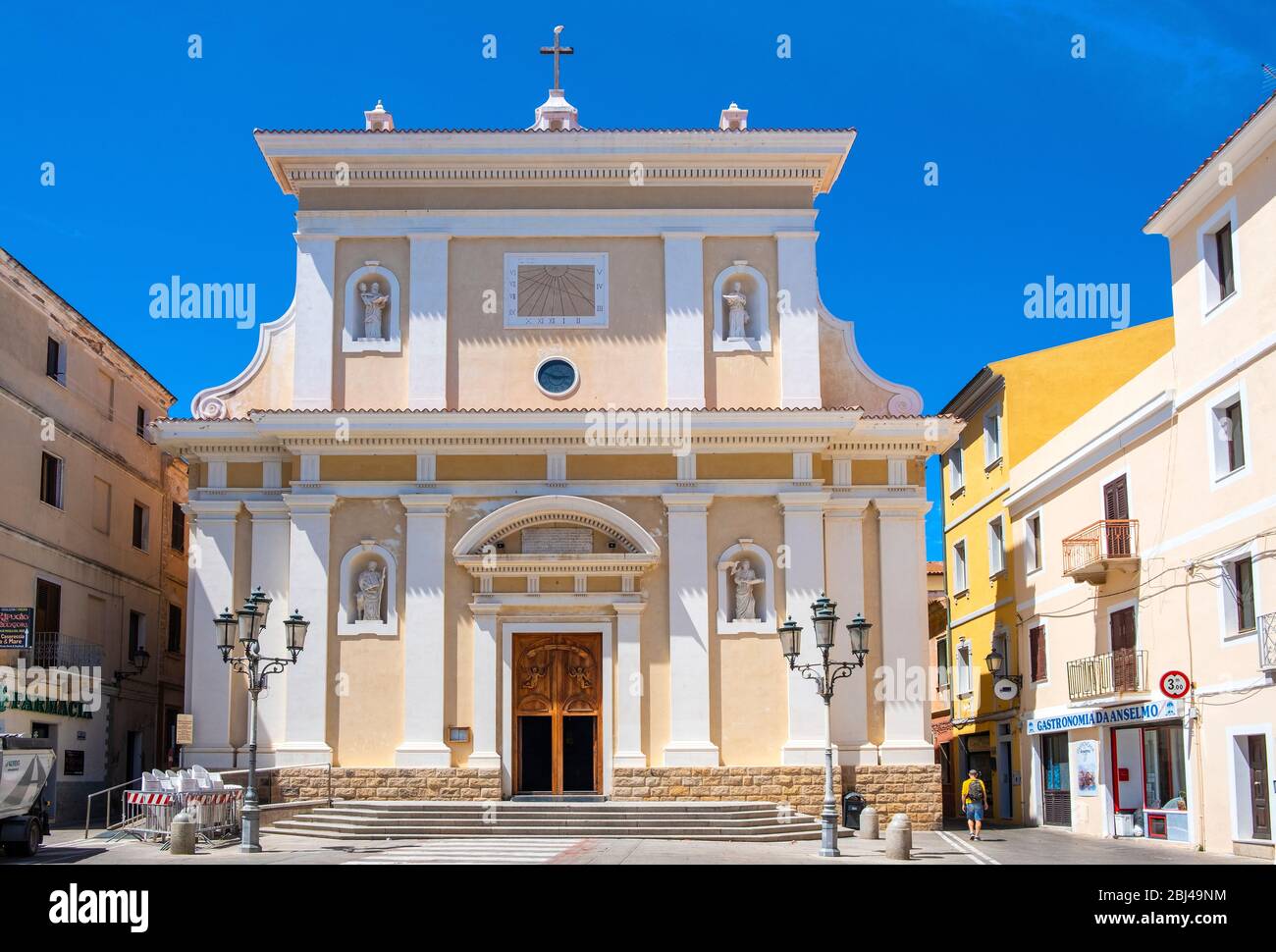 La Maddalena, Sardinien / Italien - 2019/07/17: Kirche Santa Maria Magdalena - Chiesa di Santa Maria Maddalena - Corso Vittorio Emanuele Straße in Histor Stockfoto