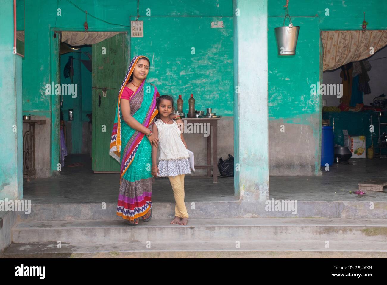 Porträt der liebenden indischen Mutter und Tochter im Dorf Stockfoto