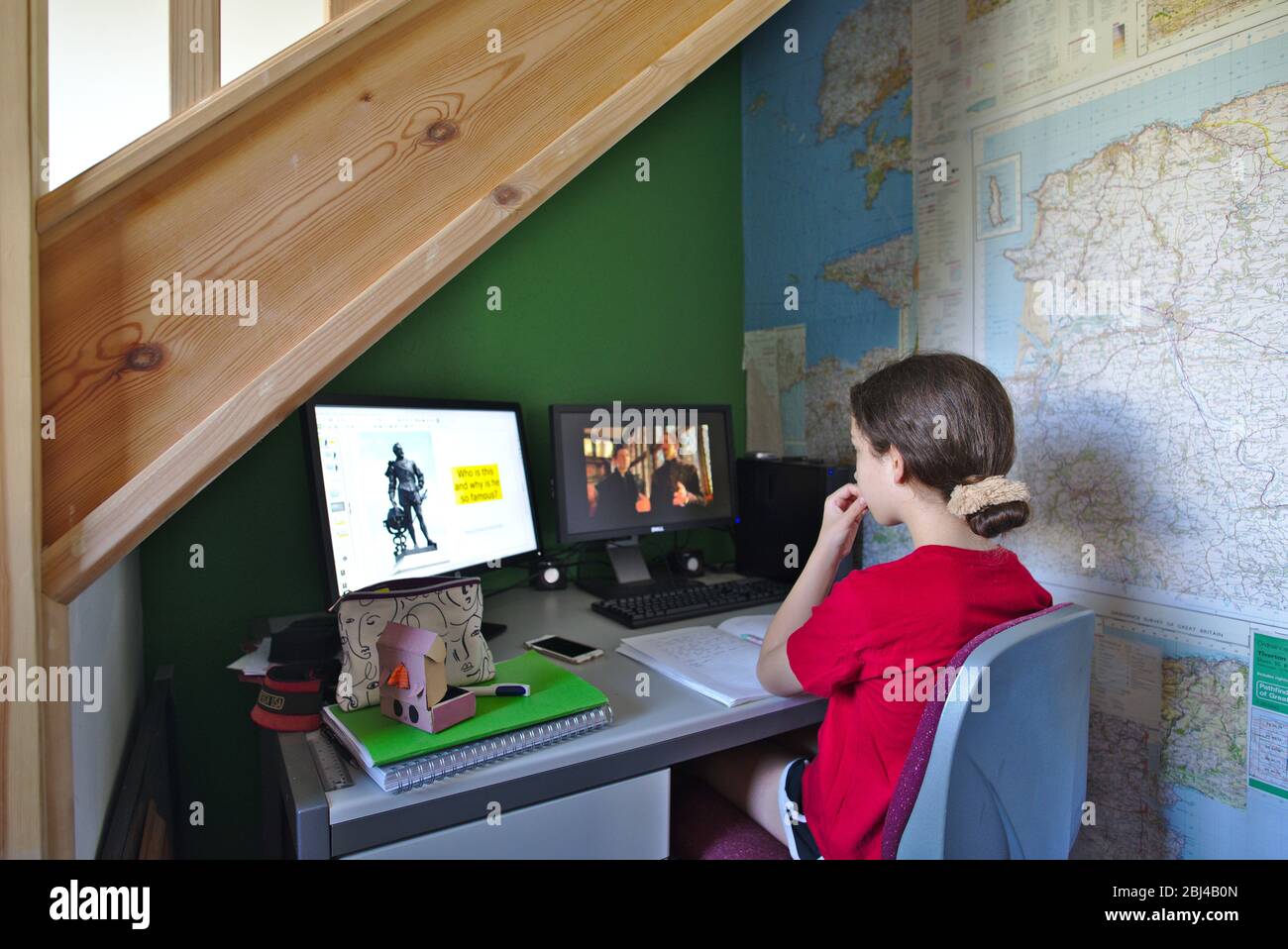 Das Kind macht ihre Schularbeit online zu Hause während der Schulschließungen wegen Coronavirus-Sperre. April 2020. VEREINIGTES KÖNIGREICH Stockfoto