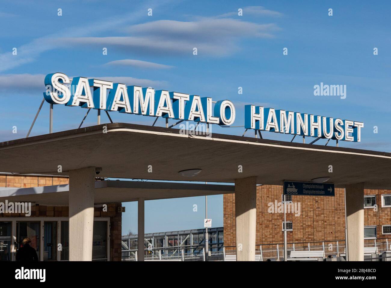 Satamatalo Neonlichter gegen den Himmel am Olympia Terminal des Südhafens in Helsinki, Finnland Stockfoto