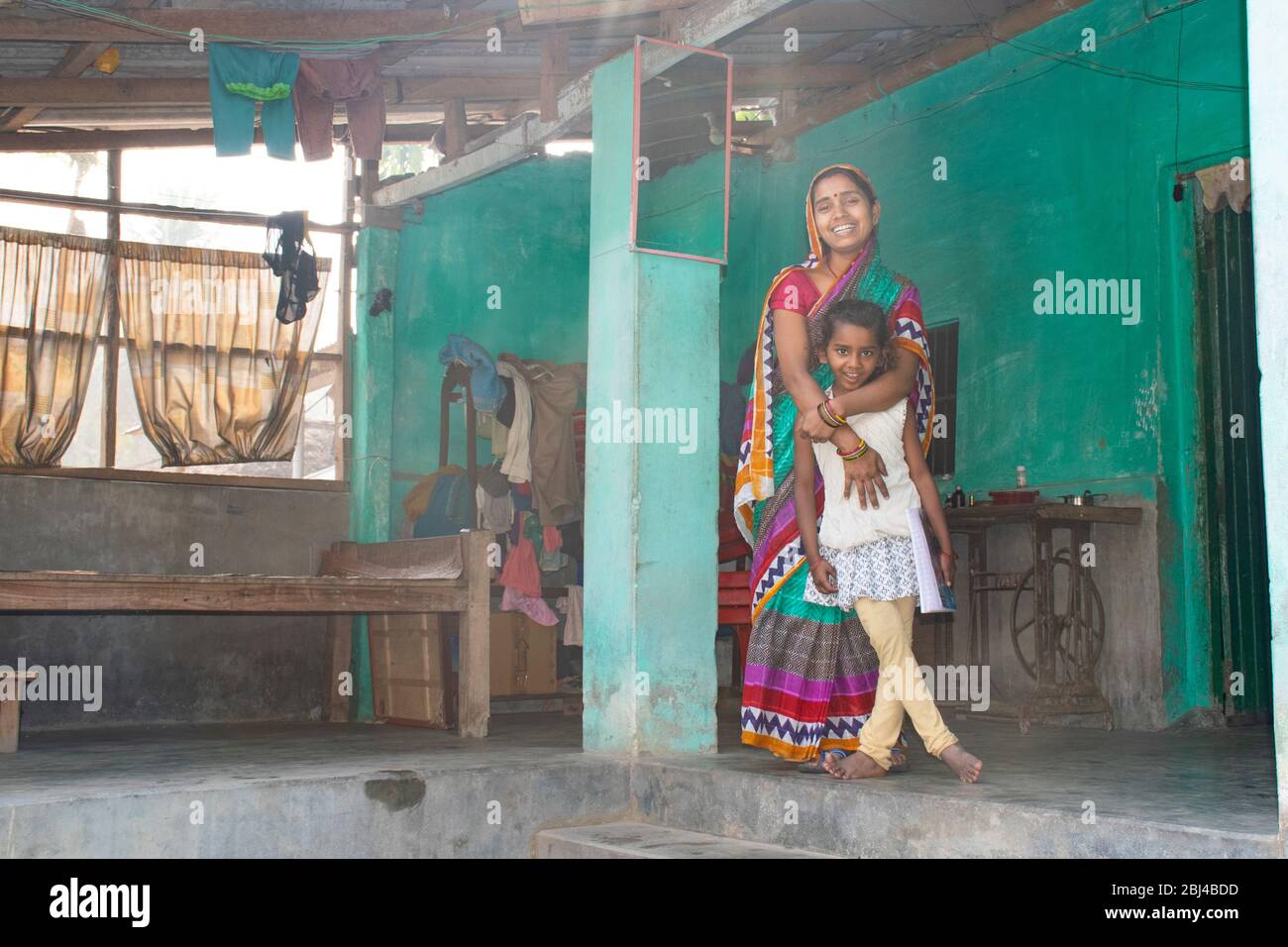 Porträt der liebenden indischen Mutter und Tochter im Dorf Stockfoto