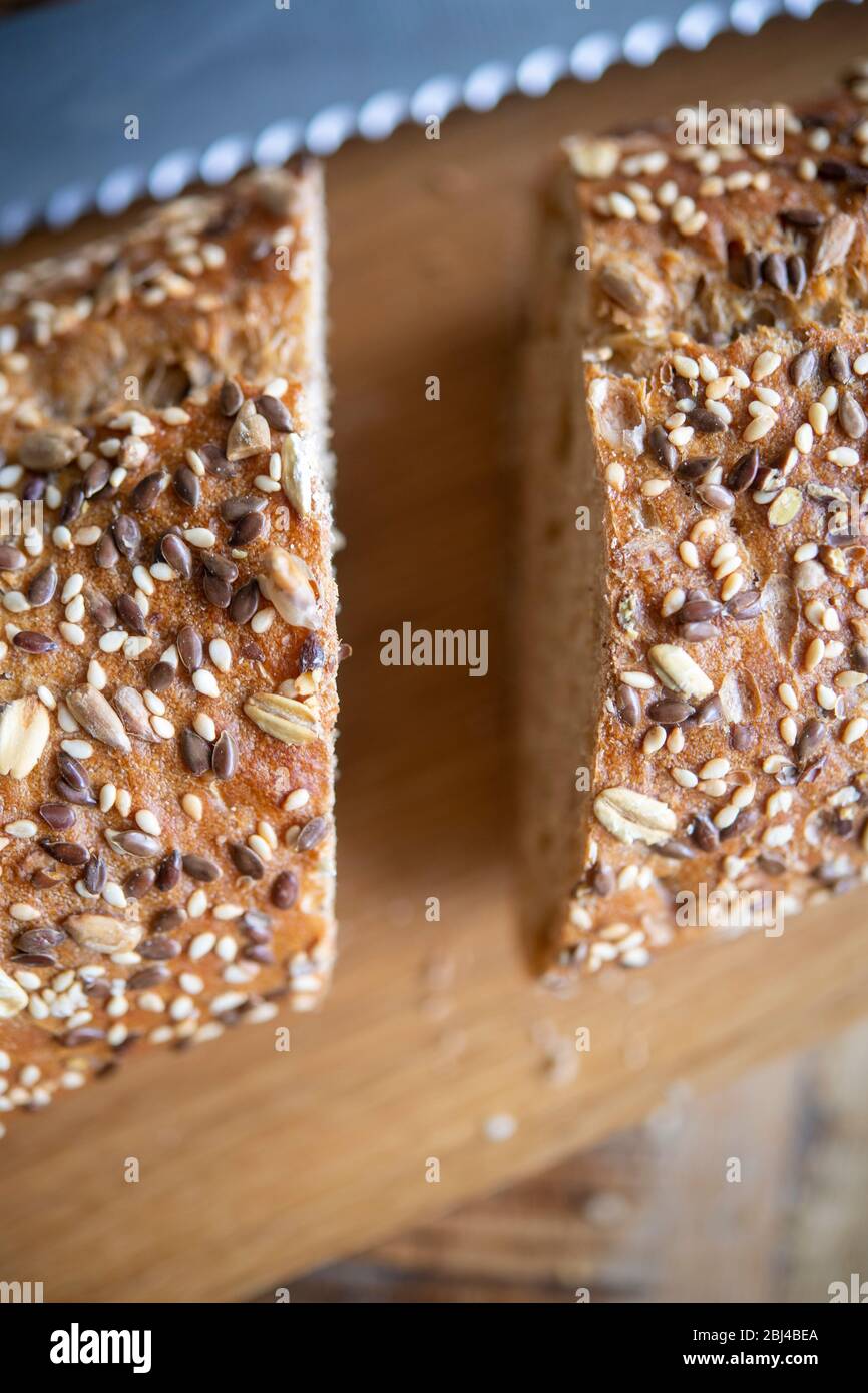 Frisch gebackenes Baguette und Brotmesser auf einem Schneidebrett Stockfoto