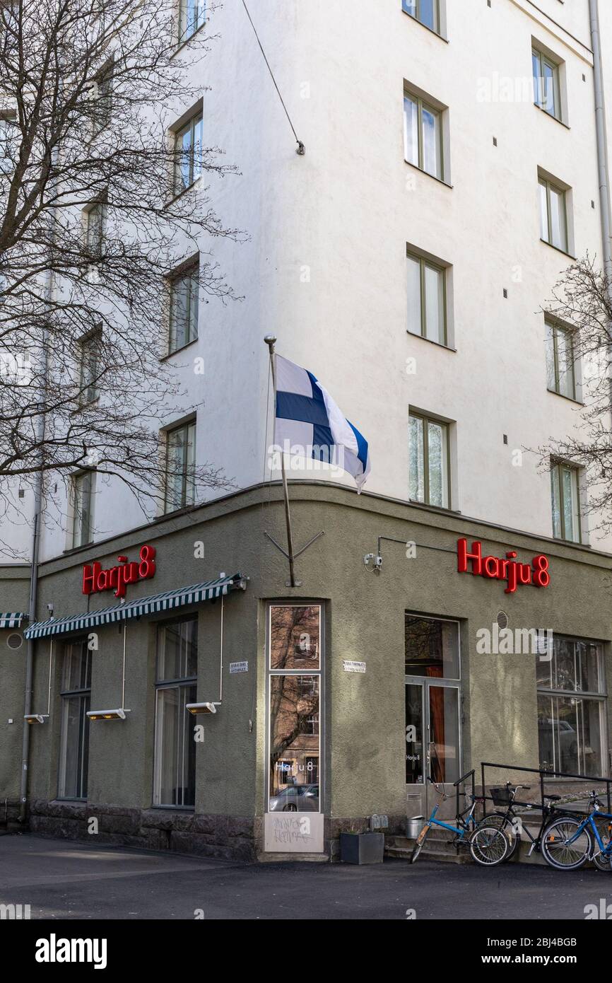 Harju 8 Restaurant mit der finnischen Flagge während des Nationalen Kriegs Veteranen' Day im Kallio Bezirk Helsinki, Finnland Stockfoto