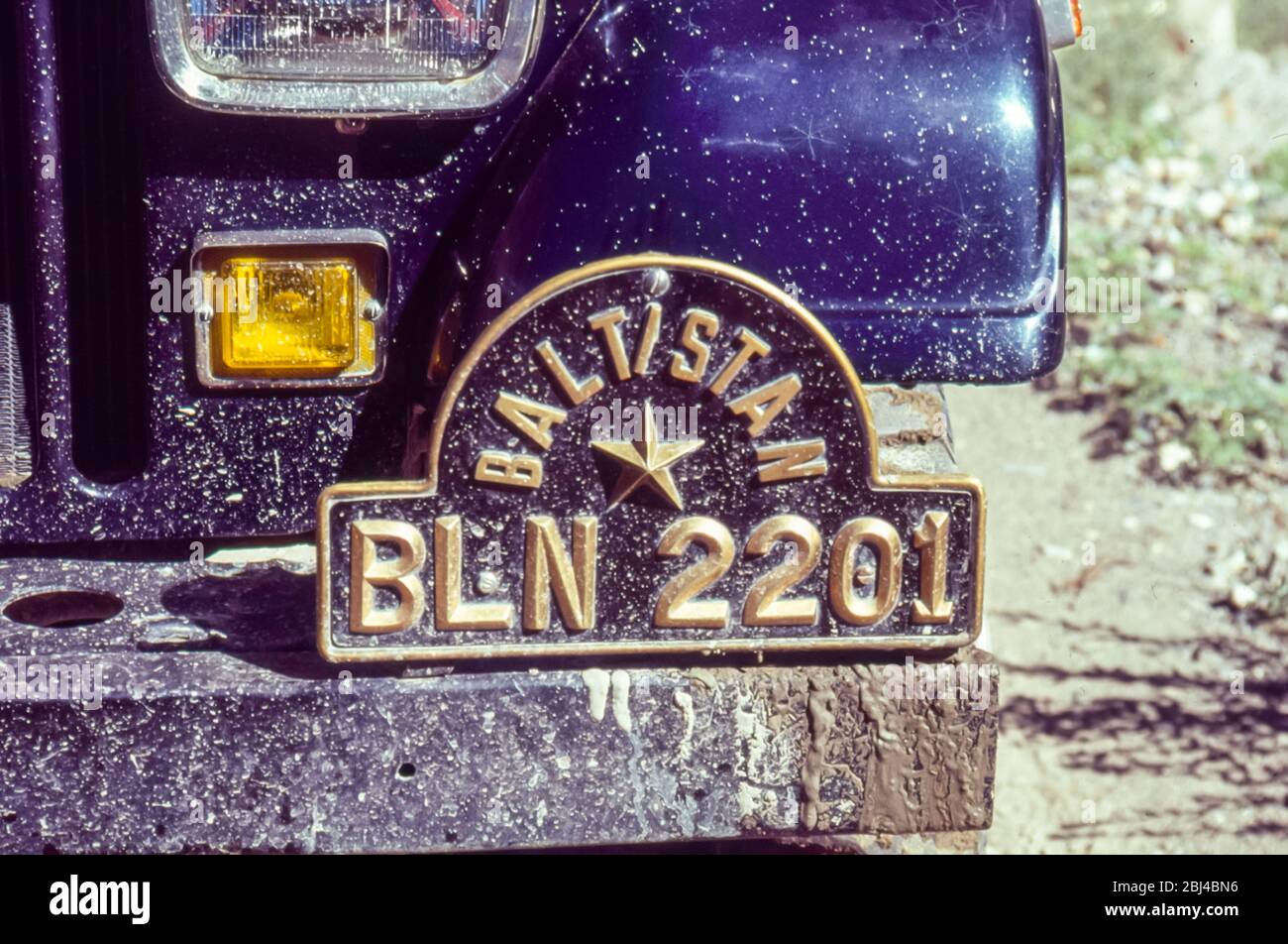 Pakistan, nördliche Gebiete der Karakorum-Berge. Kennzeichen eines Jeeps mit Allradantrieb von Baltistan Stockfoto