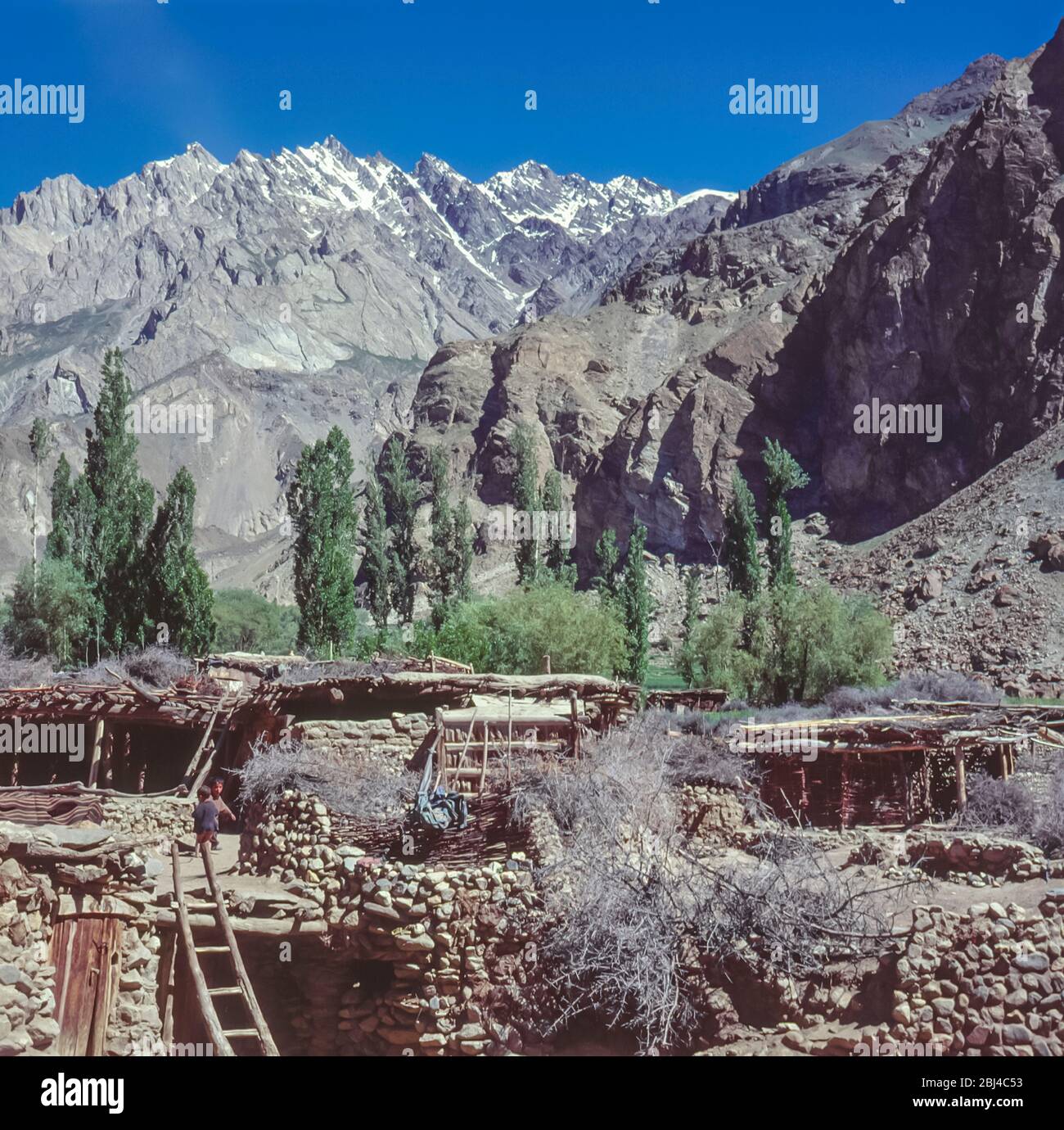 Pakistan, nördliche Gebiete der Karakorum-Berge. Allgemeine Szene der Straßen von Askole Dorf, das letzte der Dörfer vor den hohen Bergen der Baltoro und Biafo Gletscher Stockfoto