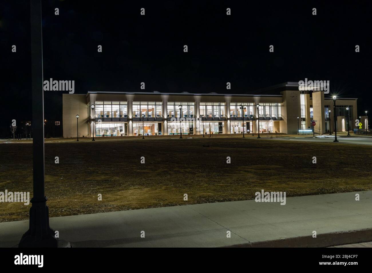 Die Ankeny Kirkendall Öffentliche Bibliothek bei Nacht. Stockfoto