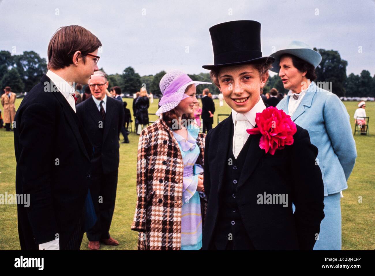 Eton Founders Day zwei Schüler eine mit einer großen Knopflochblume Blume 1971 Stockfoto