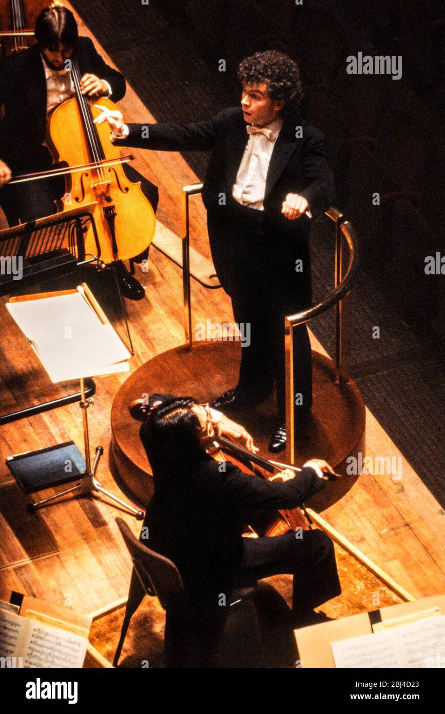 Simon Rattle dirigiert Yo-Yo Ma Cellist bei der Eröffnung der Nottingham Royal Concert Hall 1982 Stockfoto