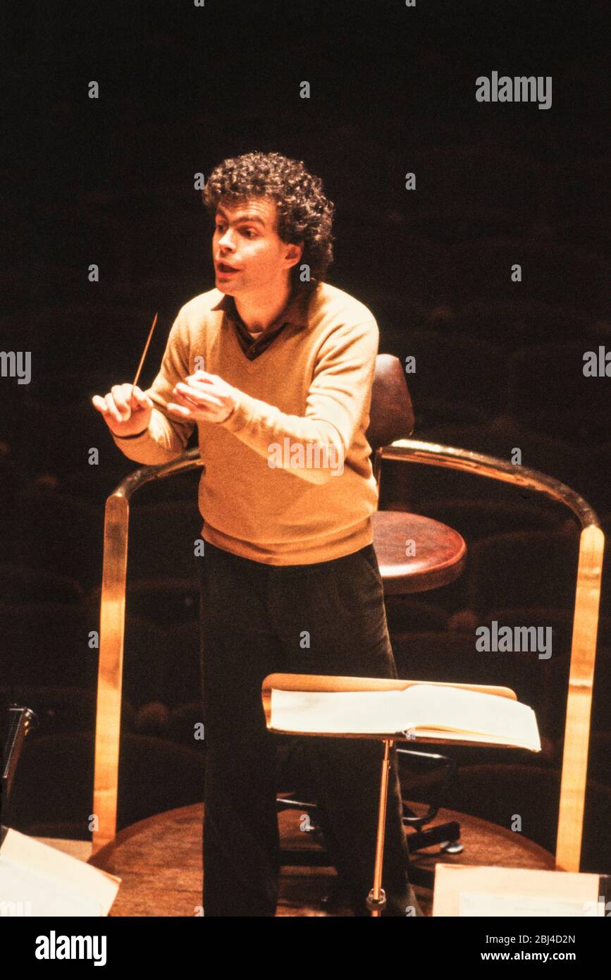 Simon Rattle dirigiert bei einer Probe zur Eröffnung der Nottingham Royal Concert Hall 1982 Stockfoto