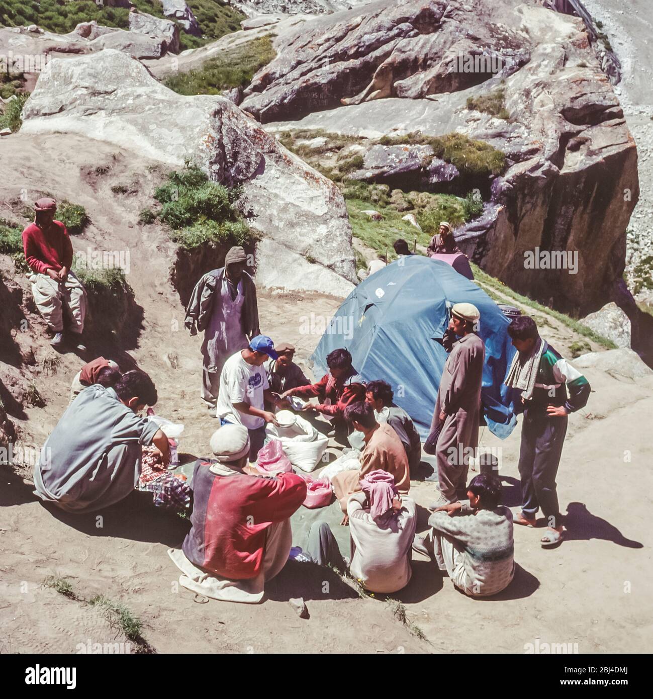 Pakistan, nördliche Gebiete der Karakorum-Berge. Eine Gruppe Balti-Träger versammeln sich, um im Trekkers-Camp in Urdukas bezahlt zu werden Stockfoto