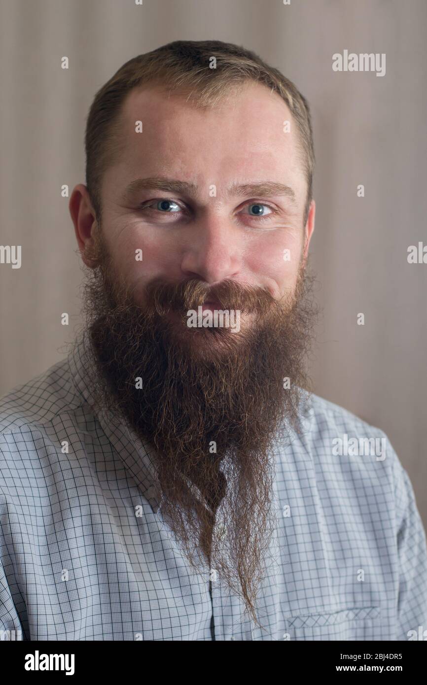 Porträt eines weißen lächelnden Mannes mit langem Bart Stockfoto