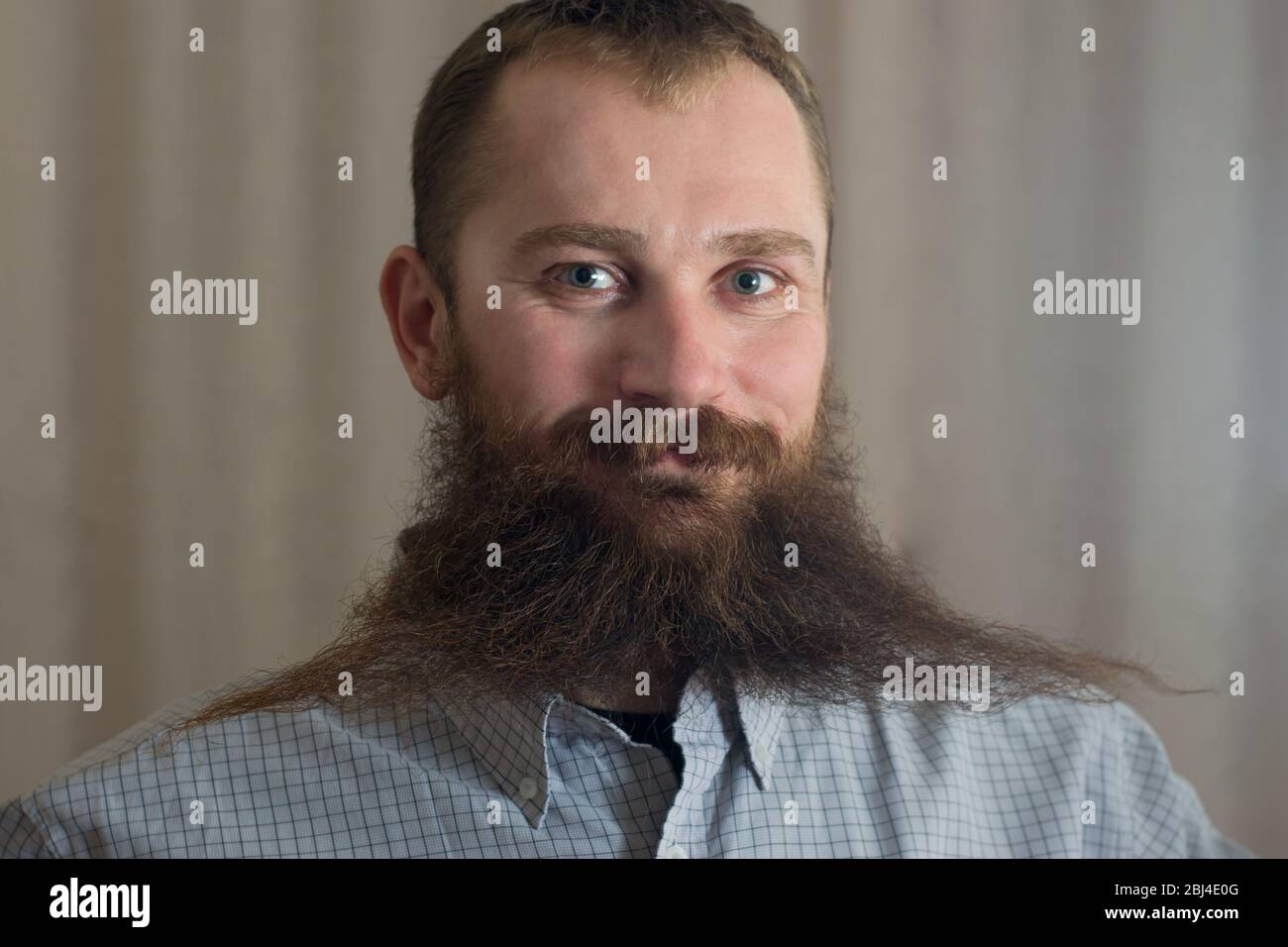 Porträt eines weißen lächelnden Mannes mit langem Bart Stockfoto