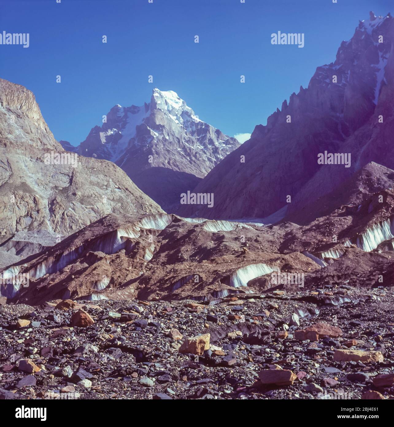 Pakistan, nördliche Gebiete der Karakorum-Berge. Auf dem Baltoro Gletscher mit Blick auf einen Satellitengipfel des Masherbrums Stockfoto