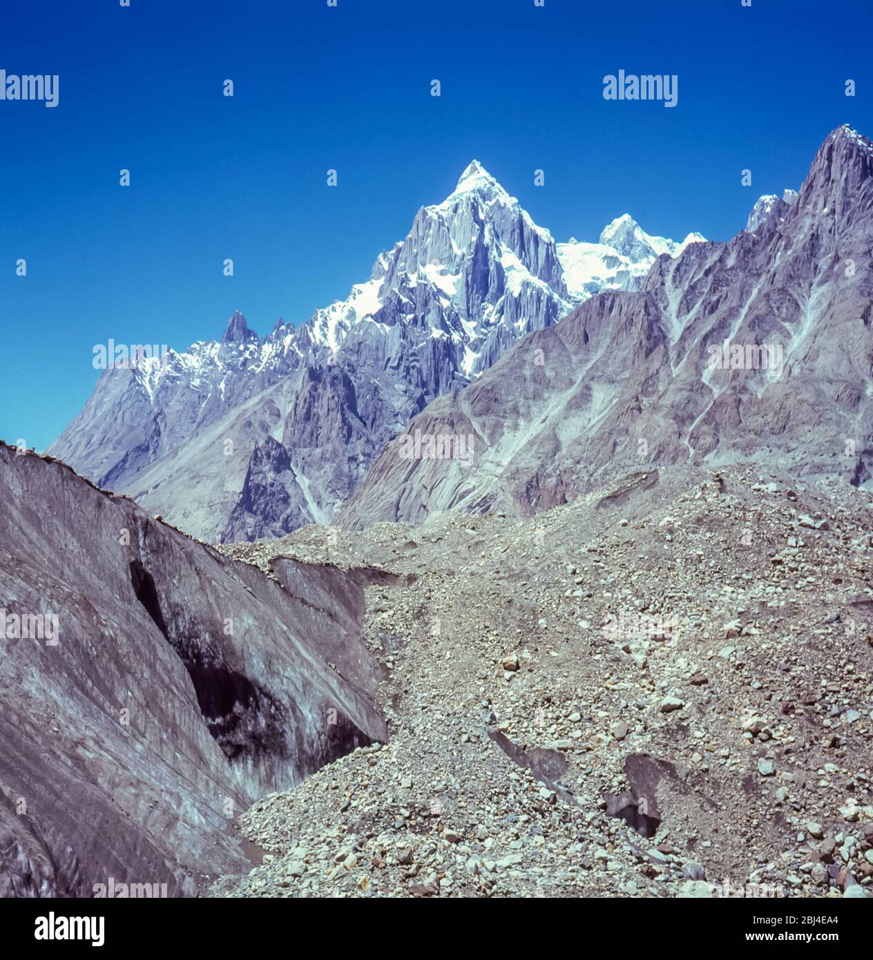 Pakistan, nördliche Gebiete der Karakorum-Berge. Auf dem Baltoro Gletscher mit Blick auf den Gipfel von Paiju Stockfoto