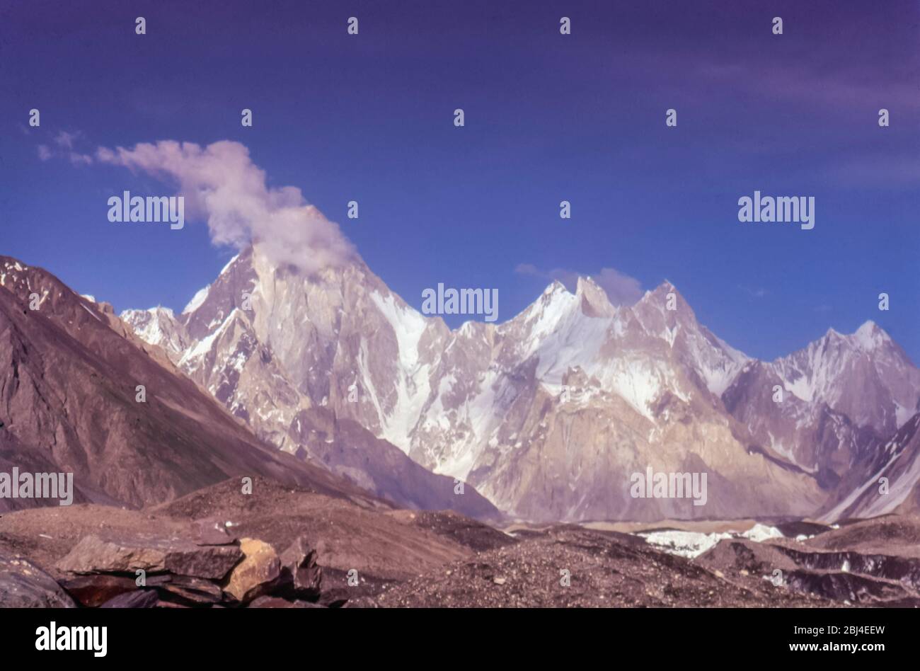 Pakistan, nördliche Gebiete der Karakorum-Berge. Bildhaft Stellen Sie sich vor, wie die Gasherbrum-Bergkette, die elfthöchste der Welt-Berge auf 8068 m am Kopf des Baltoro-Gletschers, ihren Höhepunkt in einem Ort namens Concordia, benannt nach dem Concordia-Platz in Paris, bekannt als der Thronsaal der Berggötter Stockfoto