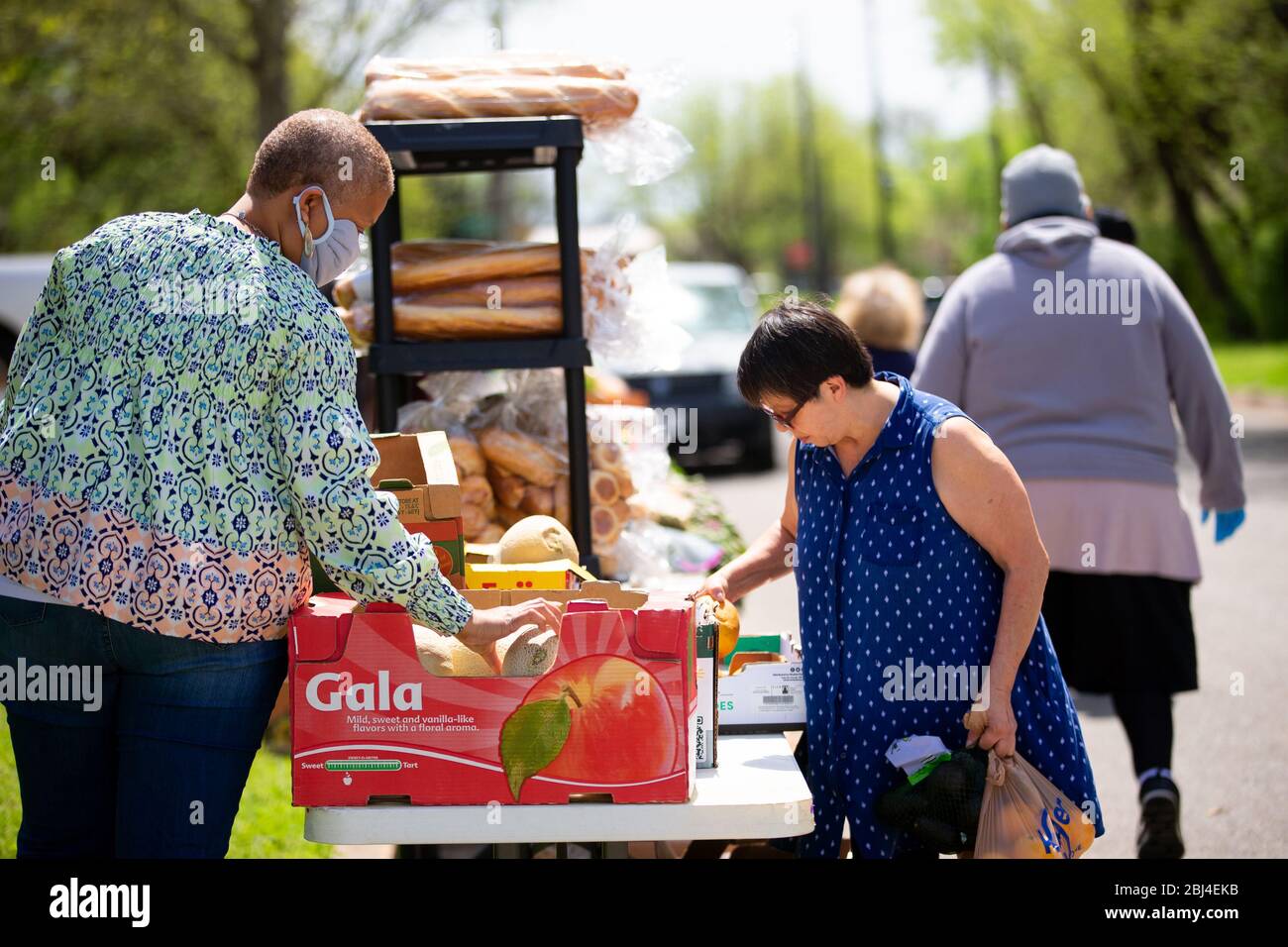 Sherman, TX / Vereinigte Staaten - 1. April 2020: Mitglieder der St. John's Christian Methodist Episcopal Church in Sherman, TX, veranstalten eine Drive-up-Speisekammer. Stockfoto