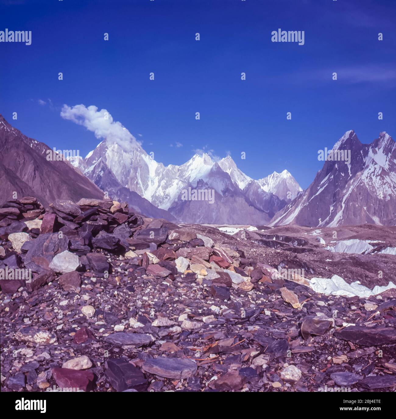 Pakistan, nördliche Gebiete der Karakorum-Berge. Bildhaft Stellen Sie sich vor, wie die Gasherbrum-Bergkette, die elfthöchste der Welt-Berge auf 8068 m am Kopf des Baltoro-Gletschers, ihren Höhepunkt in einem Ort namens Concordia, benannt nach dem Concordia-Platz in Paris, bekannt als der Thronsaal der Berggötter Stockfoto