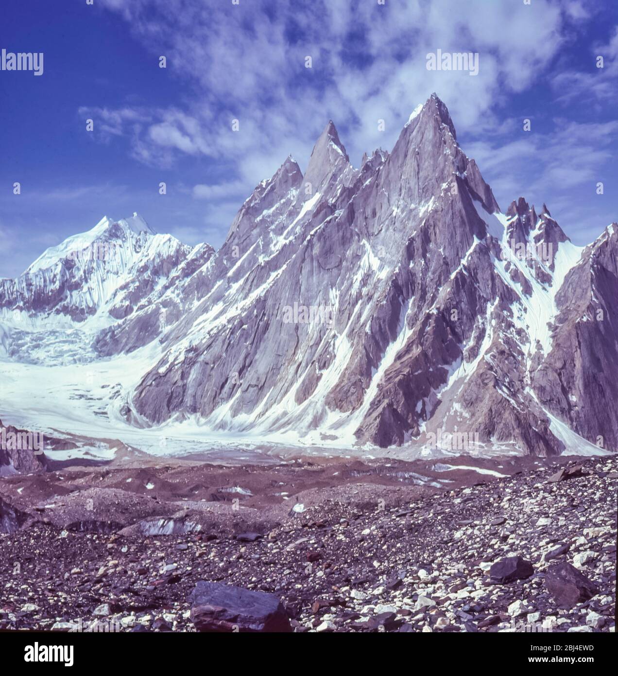 Pakistan, nördliche Gebiete der Karakorum-Berge. Bildaufnahme des Miter-Gipfels am Kopf des Baltoro-Gletschers von Concordia, der Bergsteigern als Thronsaal der Berggötter bekannt ist Stockfoto