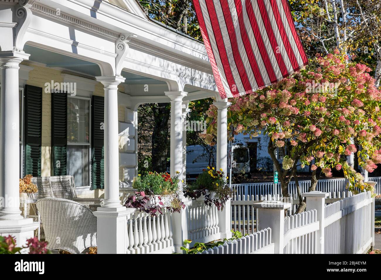 Charmantes Haus außen mit amerikanischer Flagge. Stockfoto