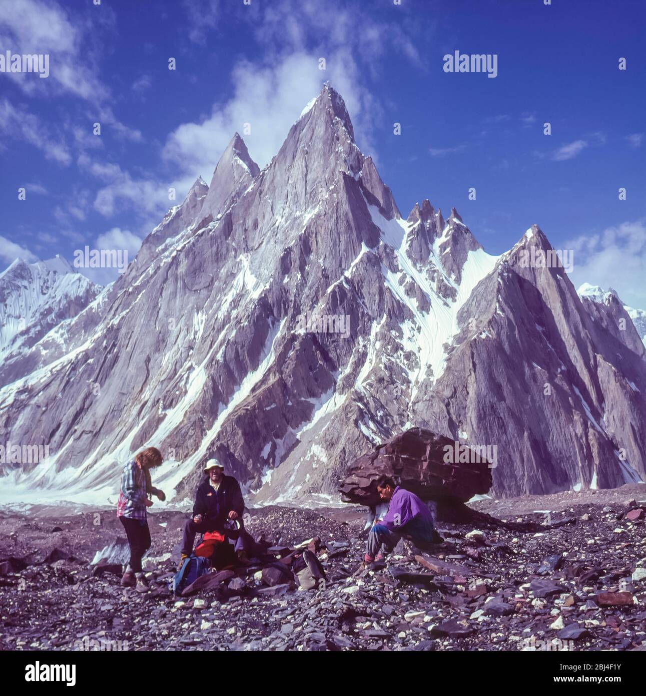 Pakistan, nördliche Gebiete der Karakorum-Berge. Wanderer bewundern den Blick auf den Gipfel des Mitre am Kopf des Baltoro-Gletschers von Concordia, der Bergsteigern als Thronsaal der Berggötter bekannt ist Stockfoto
