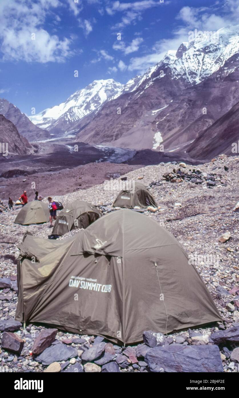 Pakistan, nördliche Gebiete der Karakorum-Berge. Ein Trekkingcamp am Kopf des Baltoro Gletschers an dessen Spitze und Kreuzung bei Concordia, der den Baltoro Gletscher hinunter in Richtung Trango zurückblickt Stockfoto