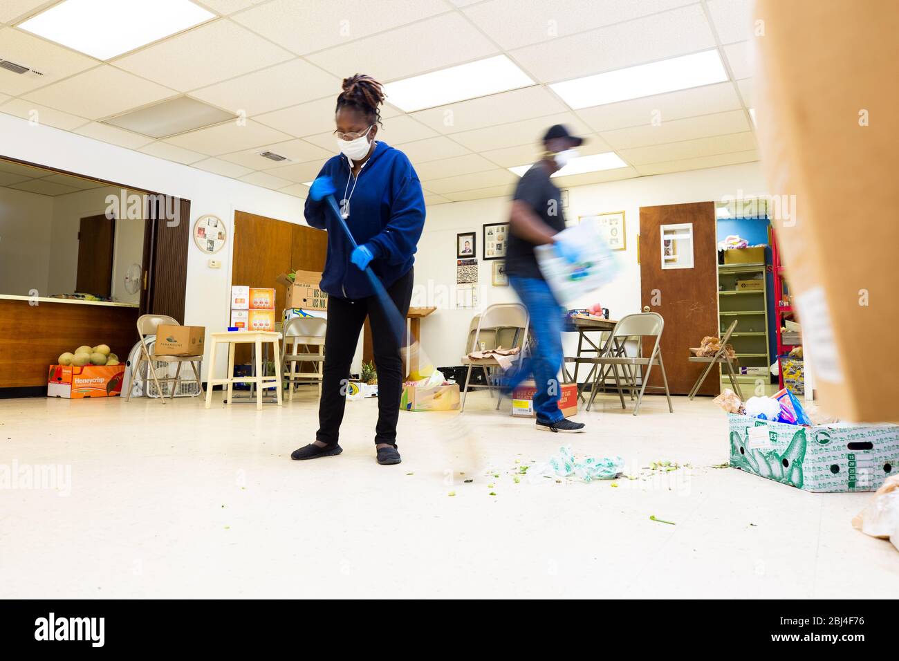 Sherman, TX / Vereinigte Staaten - 1. April 2020: Mitglieder der St. John's Christian Methodist Episcopal Church in Sherman, TX, veranstalten eine Drive-up-Speisekammer. Stockfoto