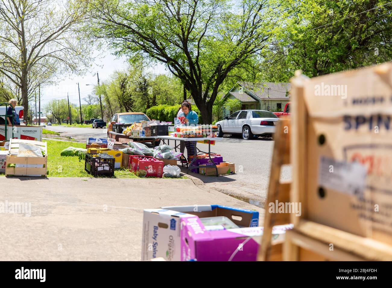 Sherman, TX / Vereinigte Staaten - 1. April 2020: Mitglieder der St. John's Christian Methodist Episcopal Church in Sherman, TX, veranstalten eine Drive-up-Speisekammer. Stockfoto