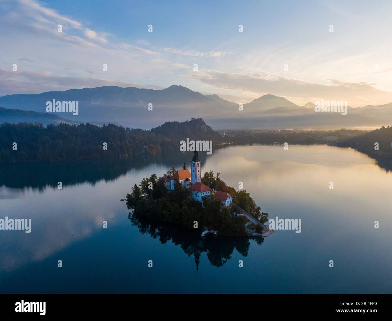 Luftbild der Bleder Insel und der Burg bei Sonnenaufgang Stockfoto