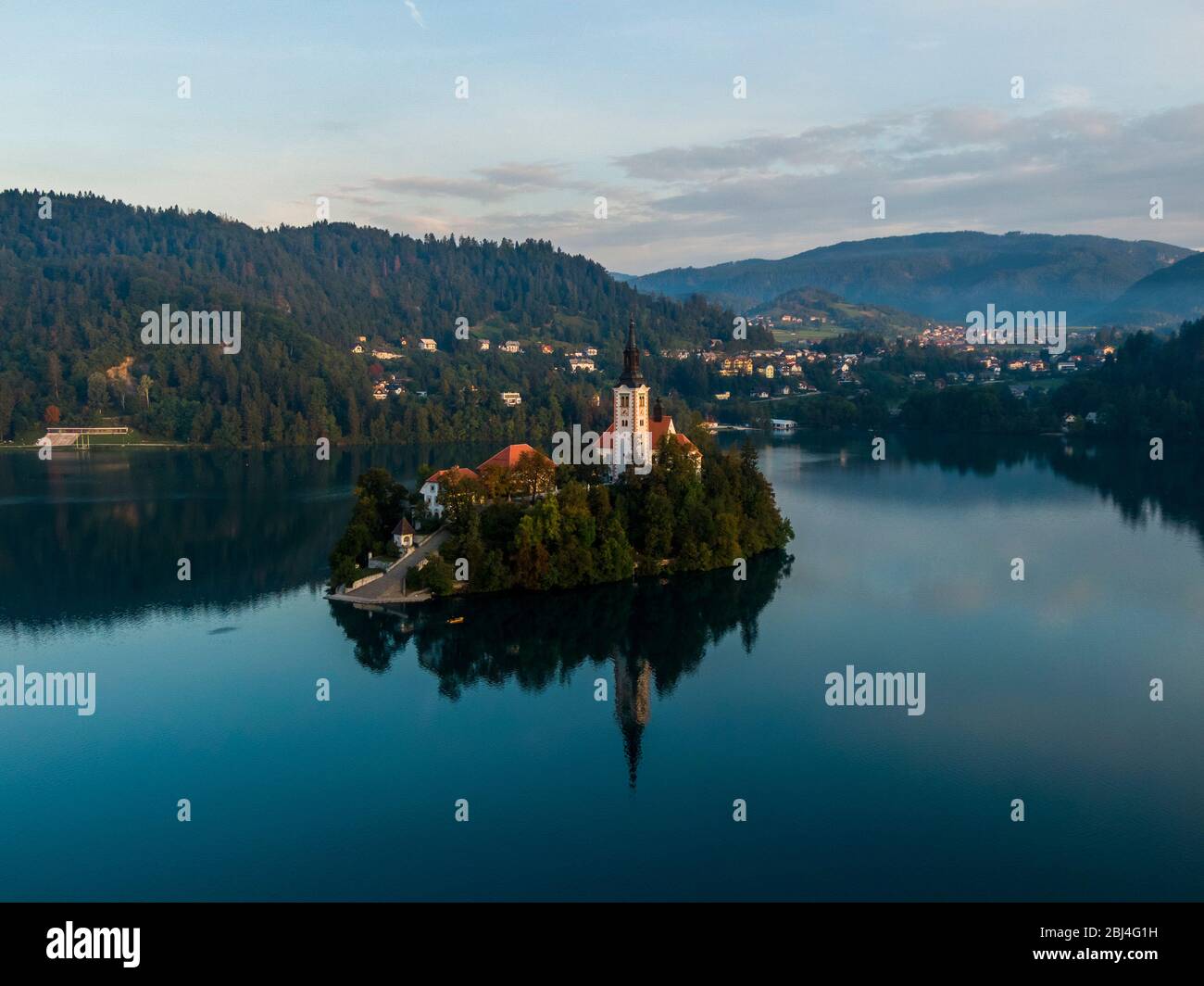 Luftaufnahme der Bleder Insel bei Sonnenaufgang Stockfoto