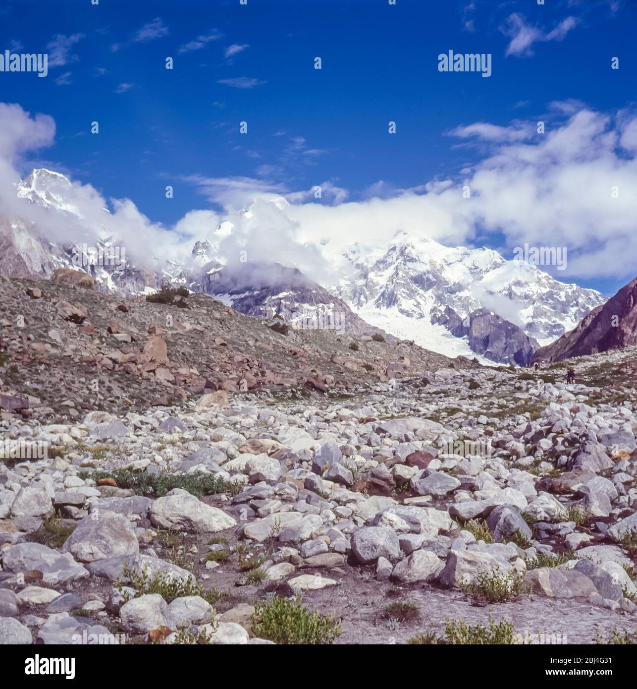 Pakistan, nördliche Gebiete der Karakorum-Berge. Masherbrum 7821m von der Nähe des baltistischen Dorfes Hushe Stockfoto
