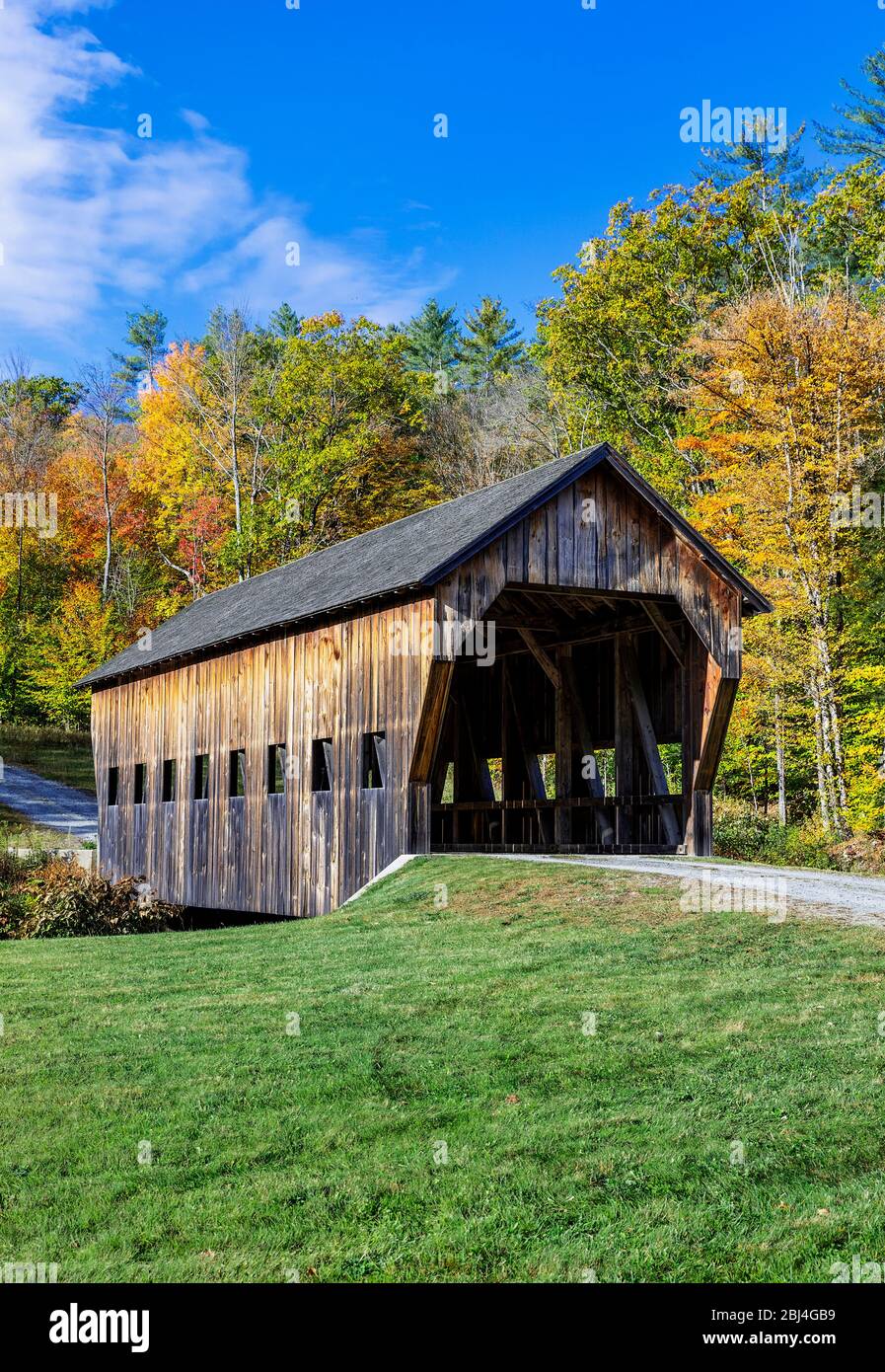 Rustikale überdachte Brücke in Reading in Vermont. Stockfoto