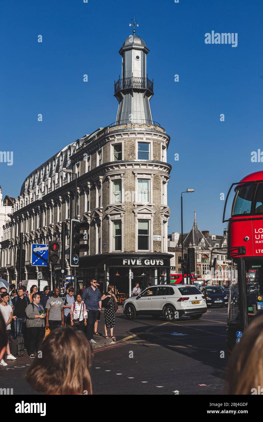 London/UK-26/07/18: Fünf Jungs Restaurant in dem Gebäude bekannt als der Leuchtturm Block aufgrund der bleiverkleideten Turm an der Spitze des Gebäudes auf Pent Stockfoto