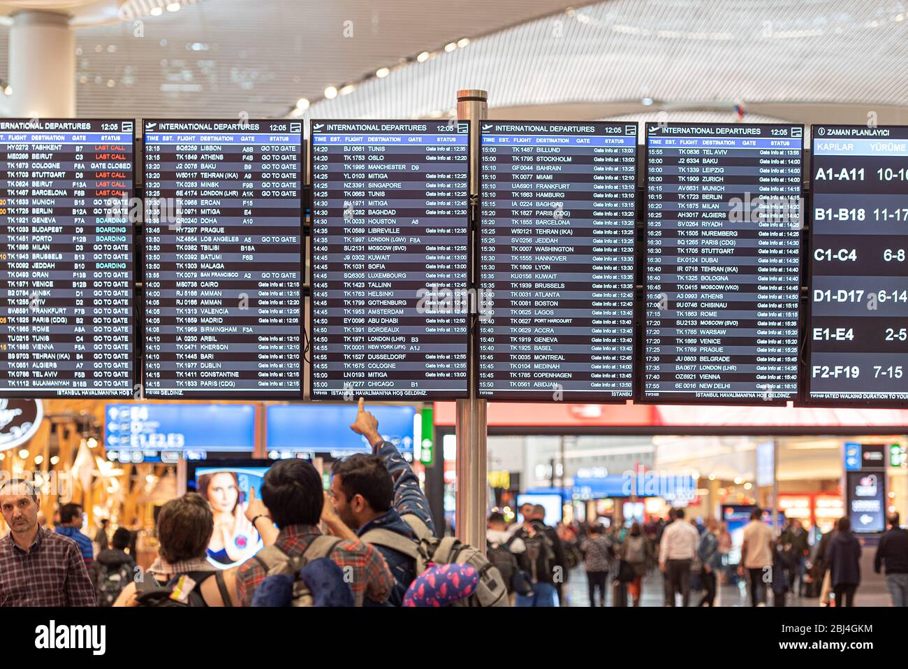 ISTANBUL - JAN 03: Menschenmenge am Fahrplan-Board am Flughafen Havaliman in Istanbul am 03. Januar. 2020 in der türkei Stockfoto