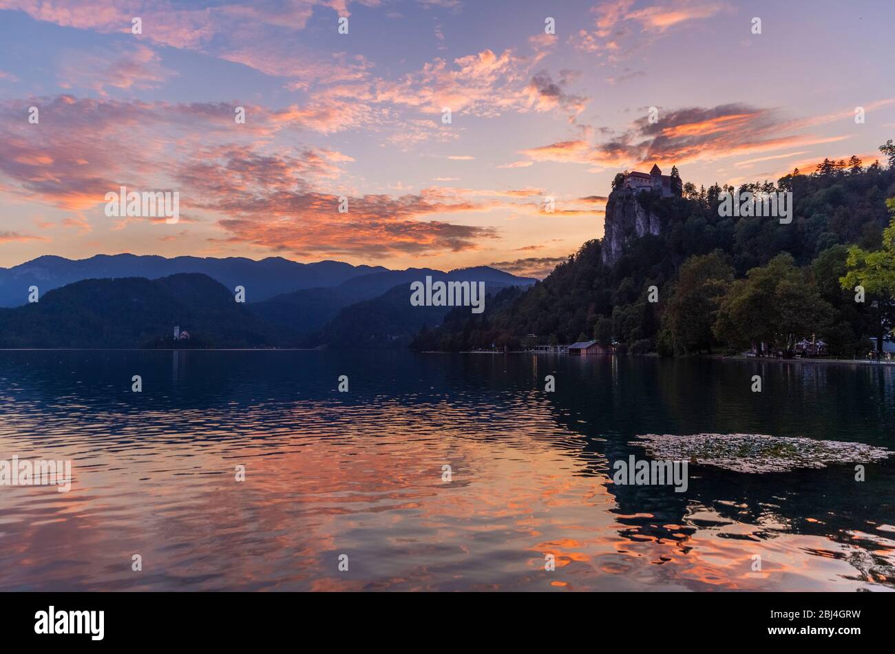 Blick auf den Bleder See und die Burg bei Sonnenuntergang Stockfoto