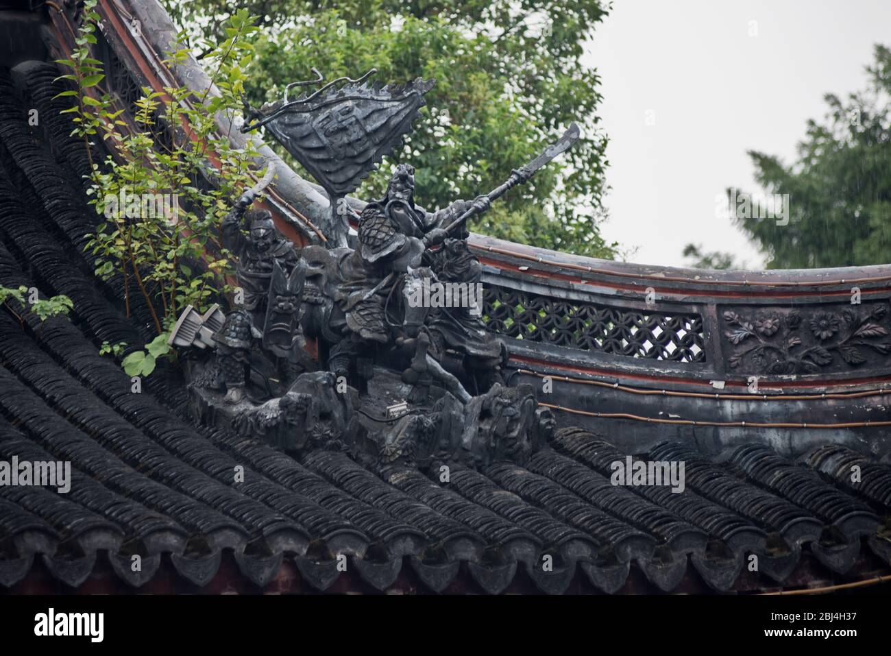 City God Temple of Shanghai (China): Details der Soldatenskulpturen auf dem Dach Stockfoto