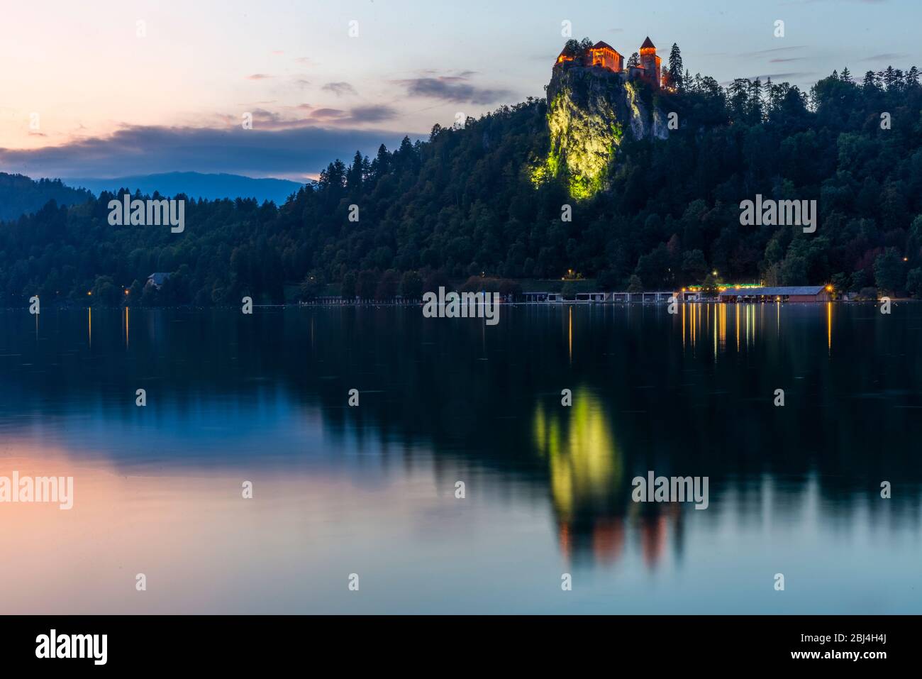 Blick auf den Bleder See und die Burg bei Sonnenuntergang Stockfoto