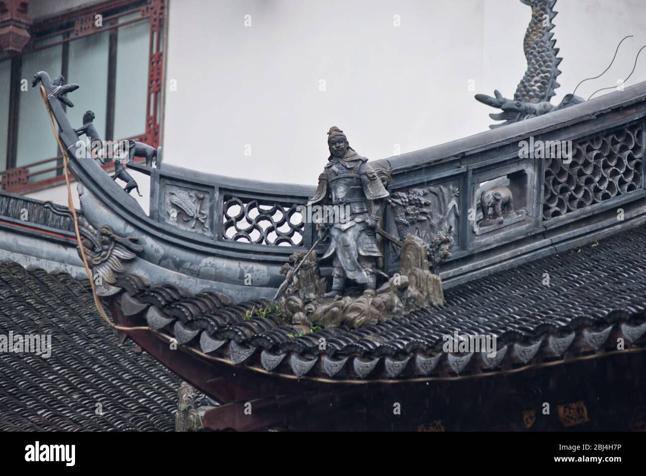 City God Temple of Shanghai (China): Details der Soldatenskulpturen auf dem Dach Stockfoto