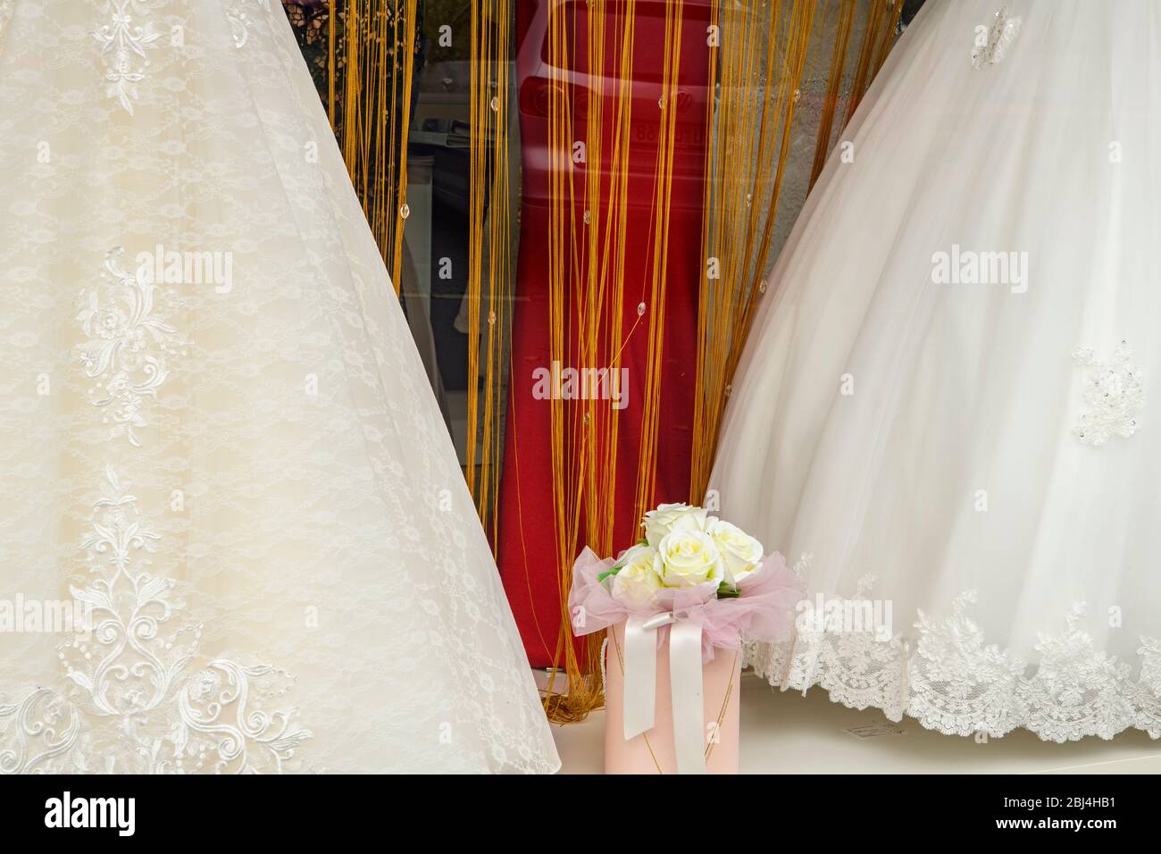 Kleider in einem Hochzeitsgeschäft in der Innenstadt von Würzburg im Herbst, Würzburg, Bayern, Deutschland Stockfoto