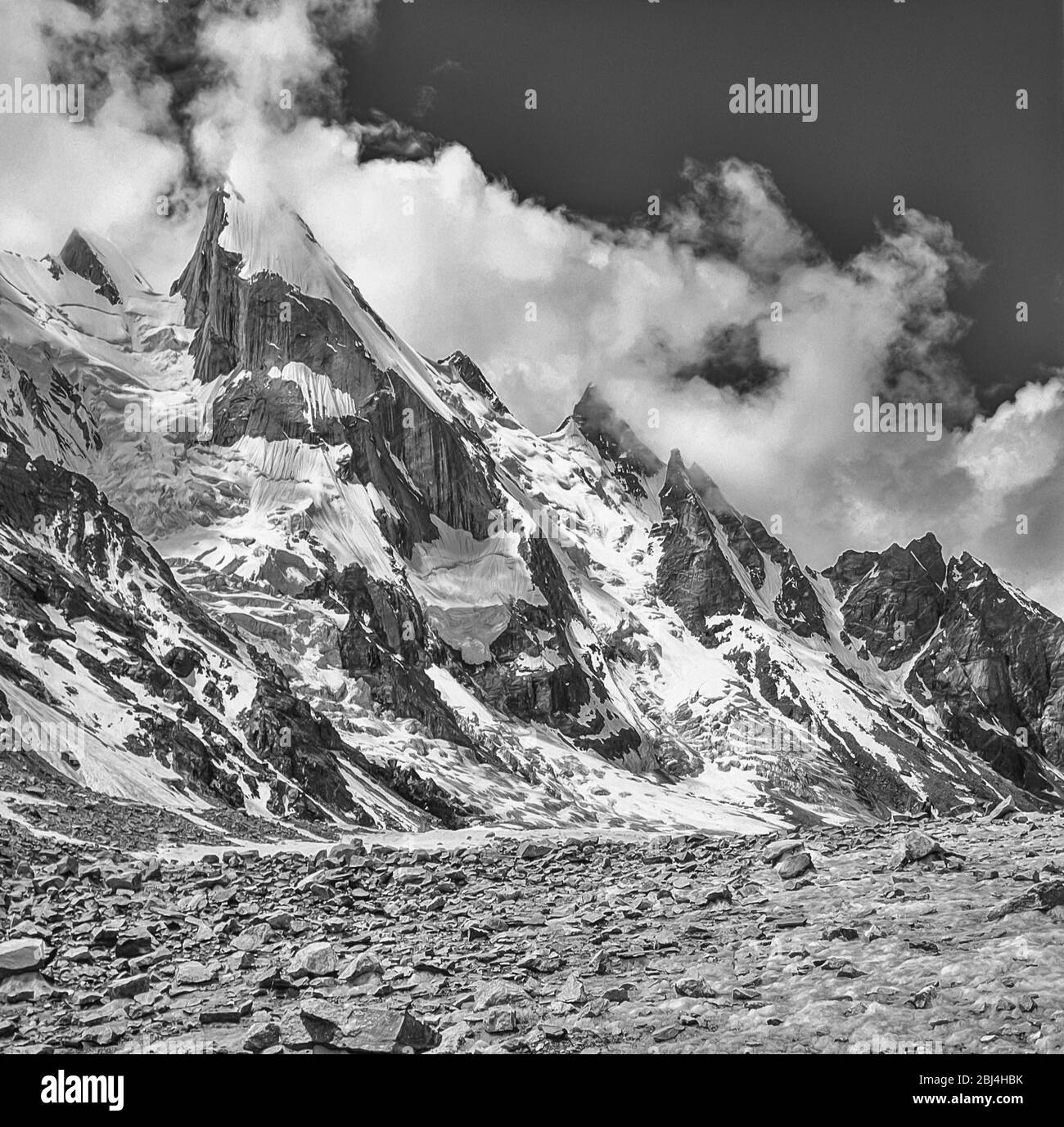 Pakistan, nördliche Gebiete der Karakorum-Berge. Bildbild in monochromer Form der gemeißelt Hänge des Gipfels Lela auch spelt Leila, Layla, vom Gondoro Gletscher. Eine spanische Kletterexpedition wird in der offensichtlichen Kerbe in der Bildmitte gezeltet, Stockfoto