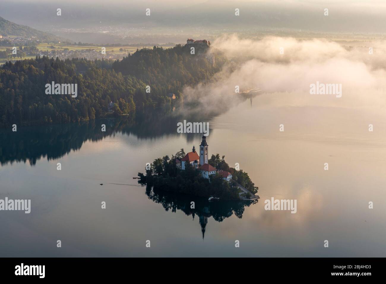 Luftbild der Bleder Insel und der Burg bei Sonnenaufgang Stockfoto