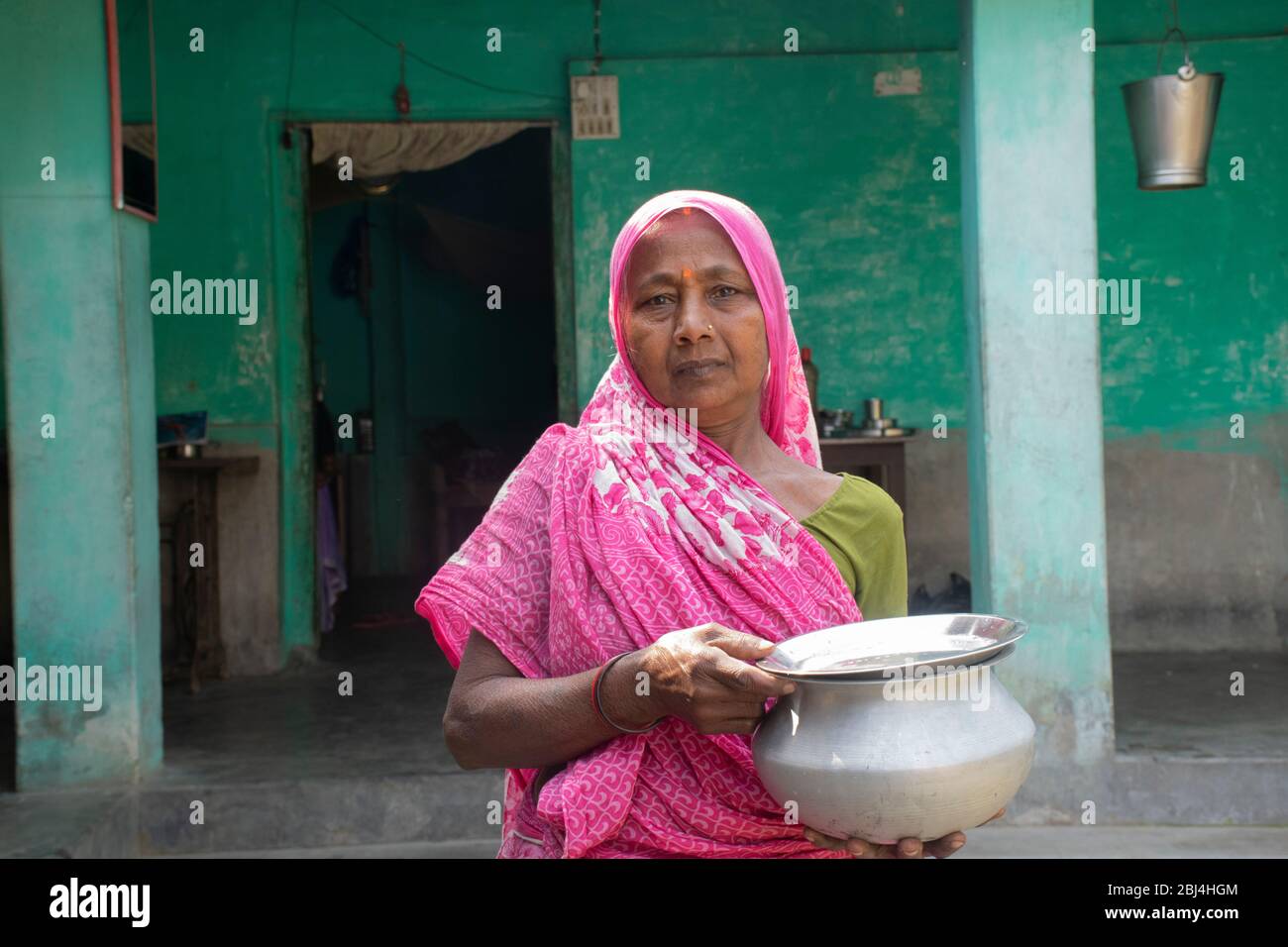Indische Frau in Sari bei ihrem Haus im Dorf Stockfoto