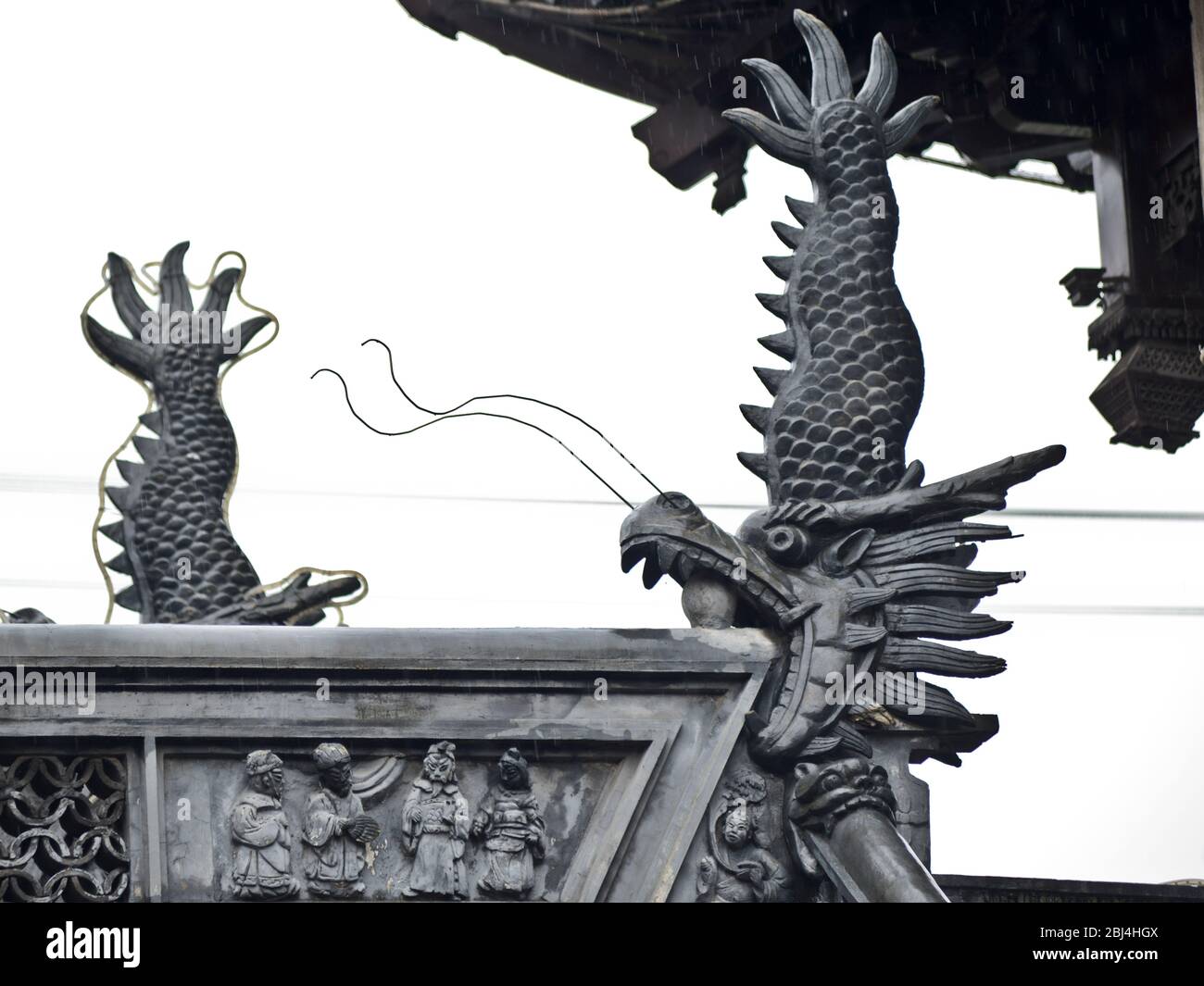 City God Temple of Shanghai (China): Details der Drachen-Skulpturen auf dem Dach Stockfoto