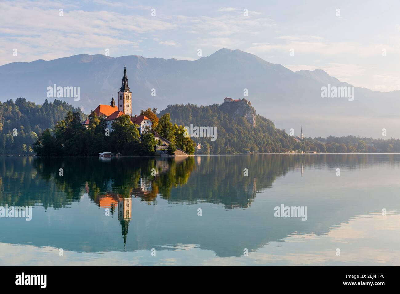Schöne Spiegelung der Bleder Insel und Burg im Bleder See Stockfoto