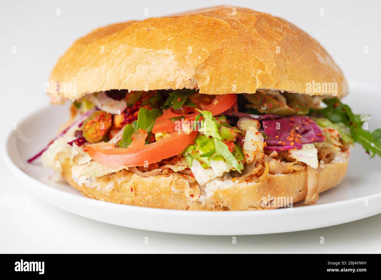 doener Kebap auf einer weißen Platte Stockfoto