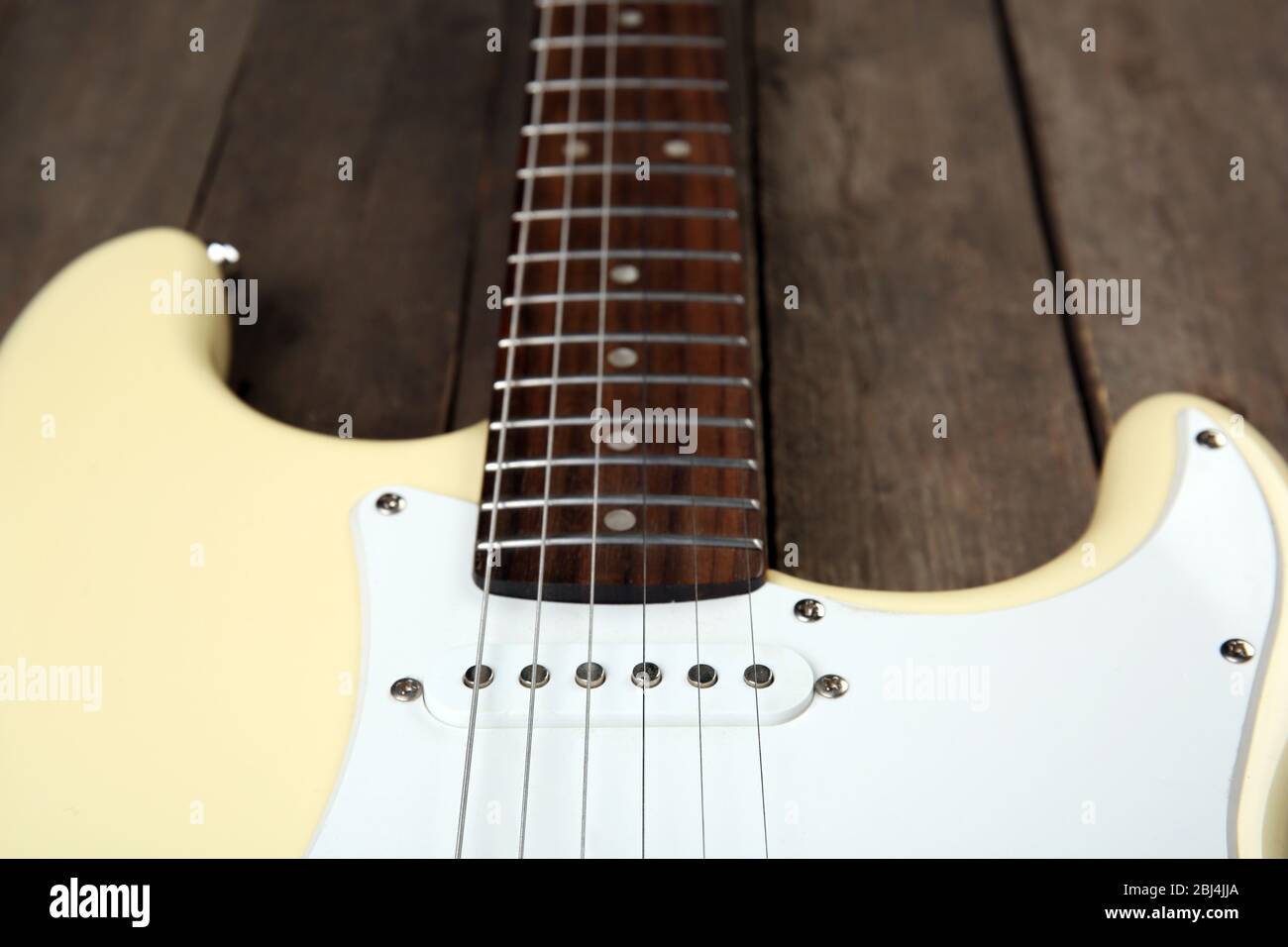 E-Gitarre auf Holzhintergrund, Nahaufnahme Stockfoto