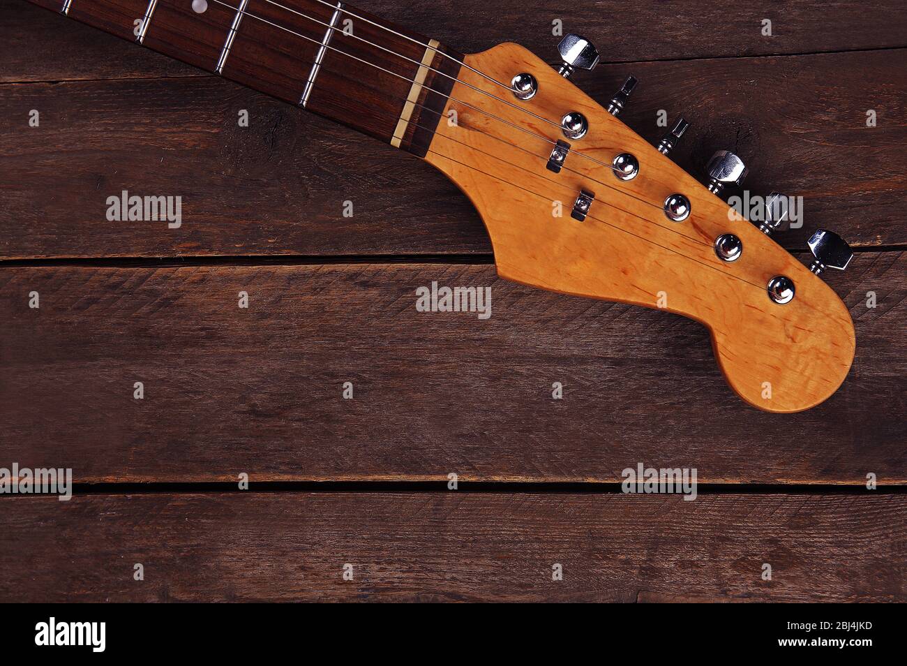 E-Gitarren Hals auf Holzhintergrund, Nahaufnahme Stockfoto