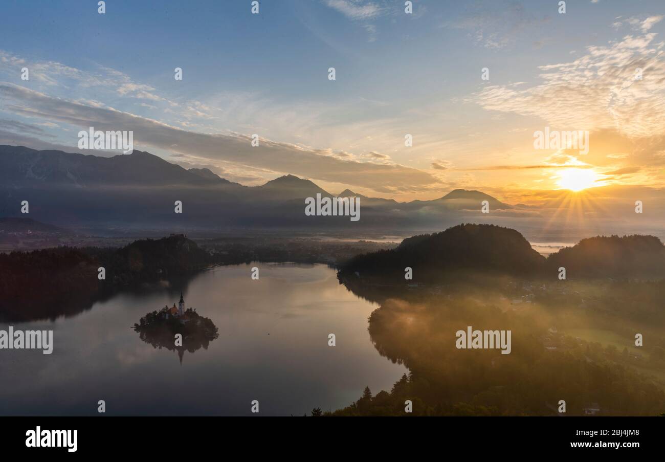 Luftbild der Bleder Insel und der Burg bei Sonnenaufgang Stockfoto
