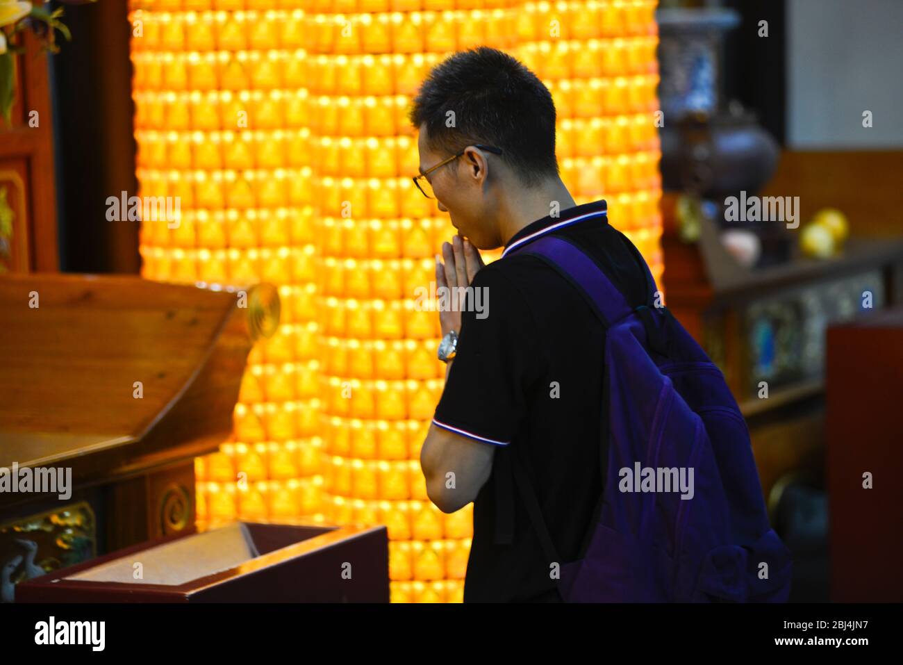 Ein Mann, der im Tempel des Stadtgottes von Shanghai (China) betet Stockfoto