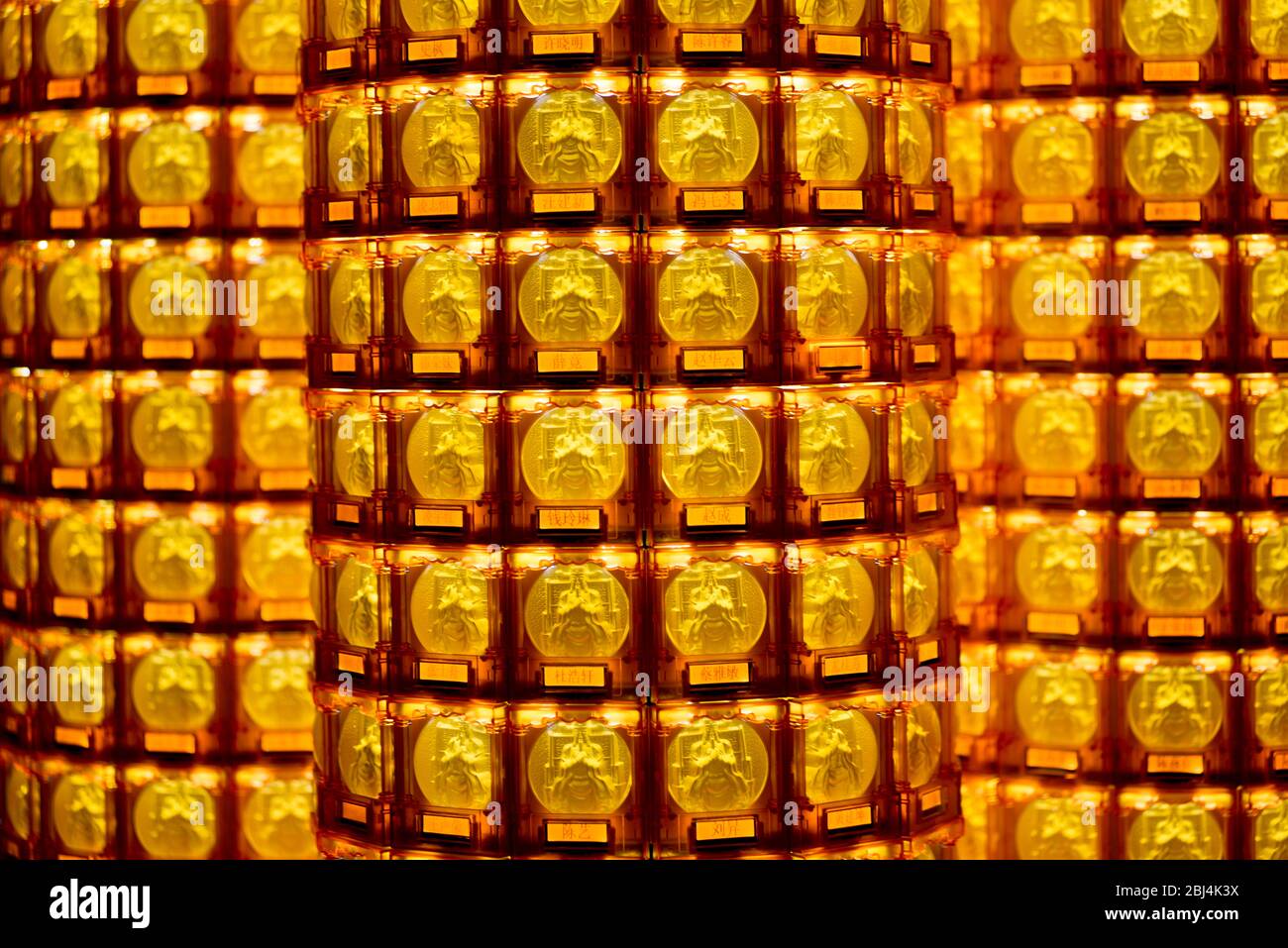 Goldene Münzen im City God Tempel von Shanghai (China) Stockfoto